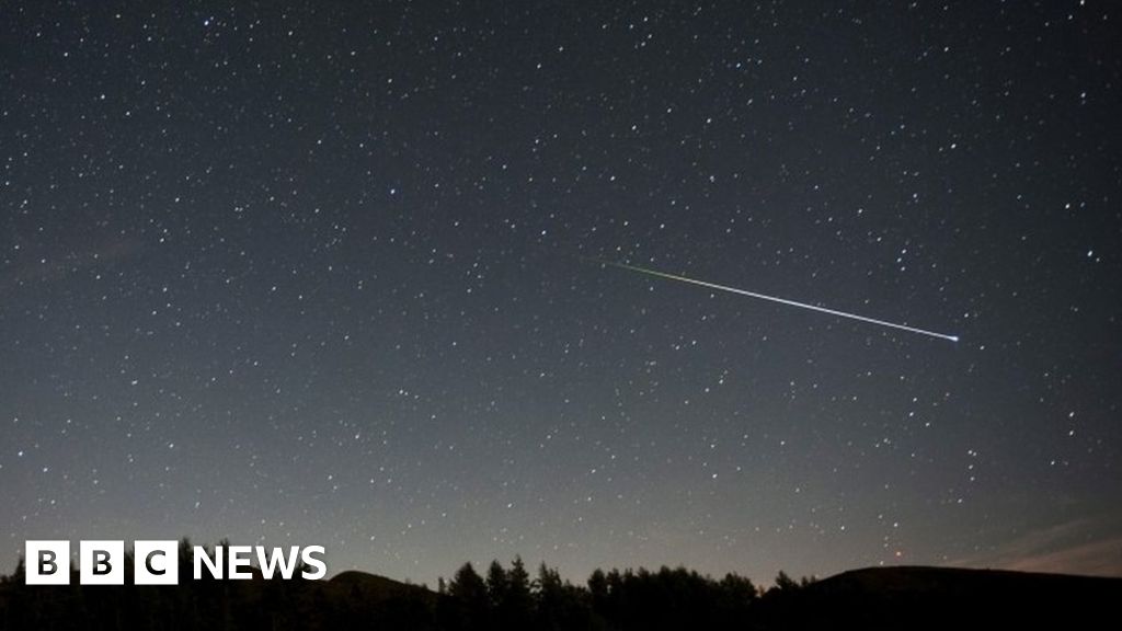 Stunning images of Perseid meteor shower BBC News