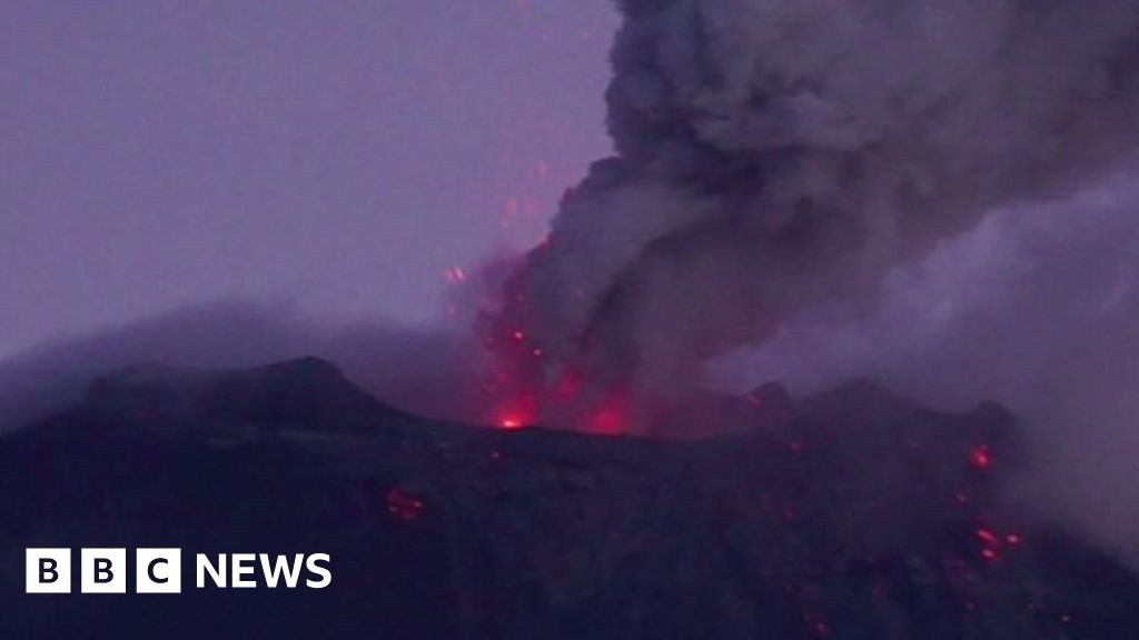 Ecuadors Tungurahua volcano erupts