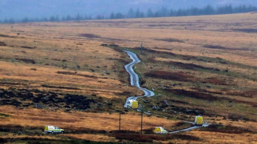 Damwain hofrennydd: Symud cyrff pump fu farw