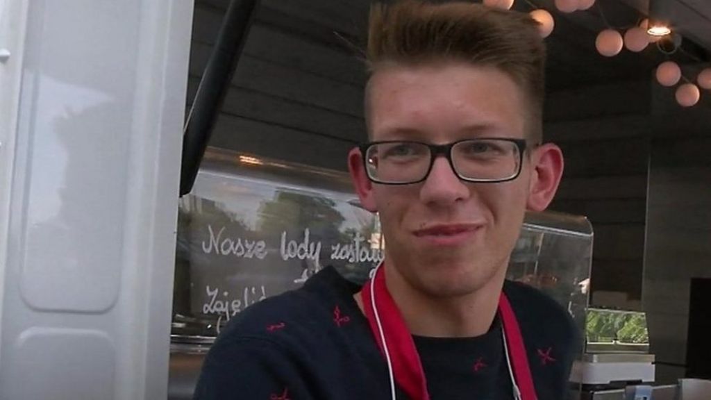 EU citizens celebrate the end of roaming fees