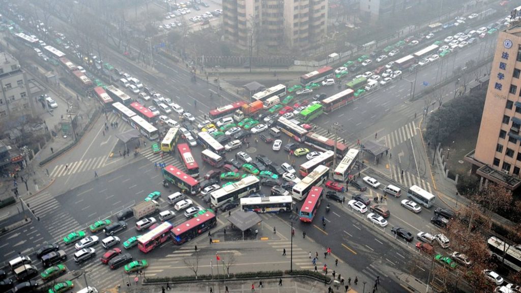 China traffic dance video goes viral - BBC News