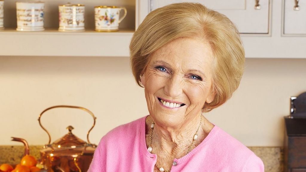 Mary Berry 'stands by' Paul Hollywood after Bake Off move - BBC News