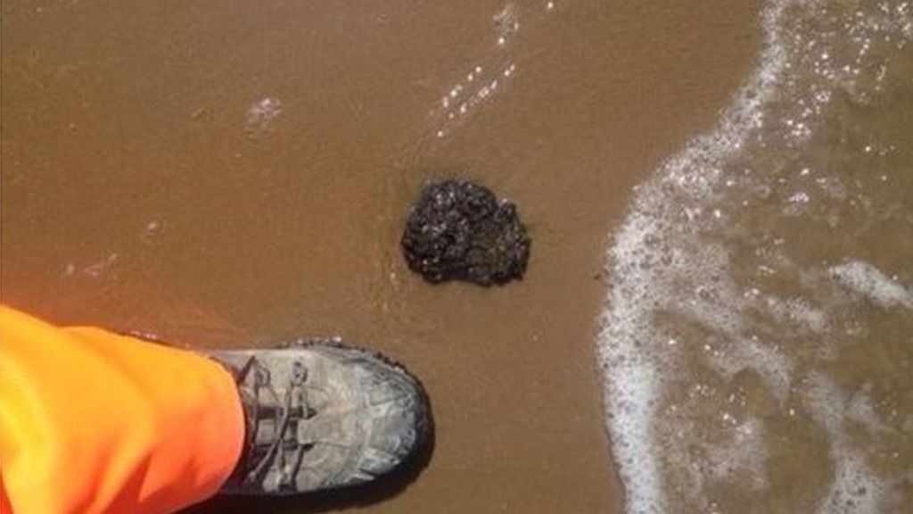 Sea bathing closed after oil and tar spill on Fylde coast