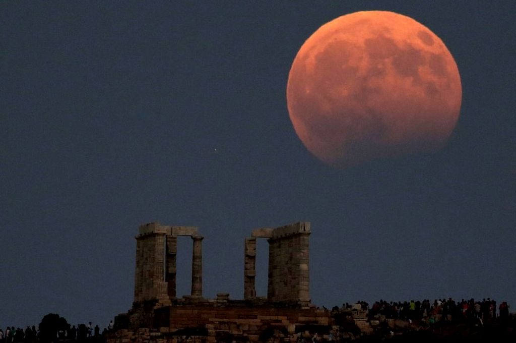 Red Moon rising: Photos from the partial lunar eclipse - BBC News