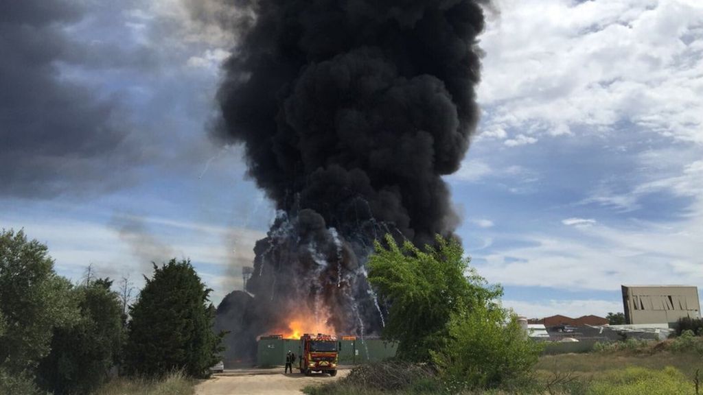 Spain: Chemical factory fire injures 15 in Arganda del Rey - BBC News