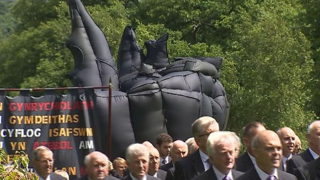 Inflatable sculpture carried to Penrhyn Castle in procession