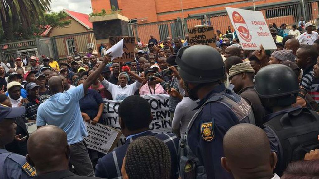 South Africa clashes at anti-foreigner protest in Pretoria - BBC News