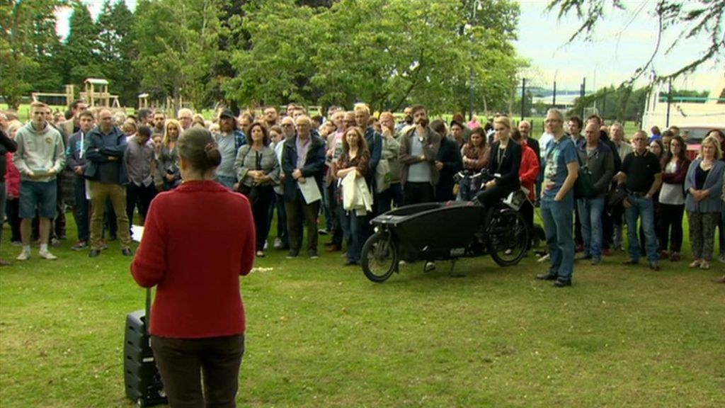 Protest against flags in mixed estates in south Belfast - BBC News