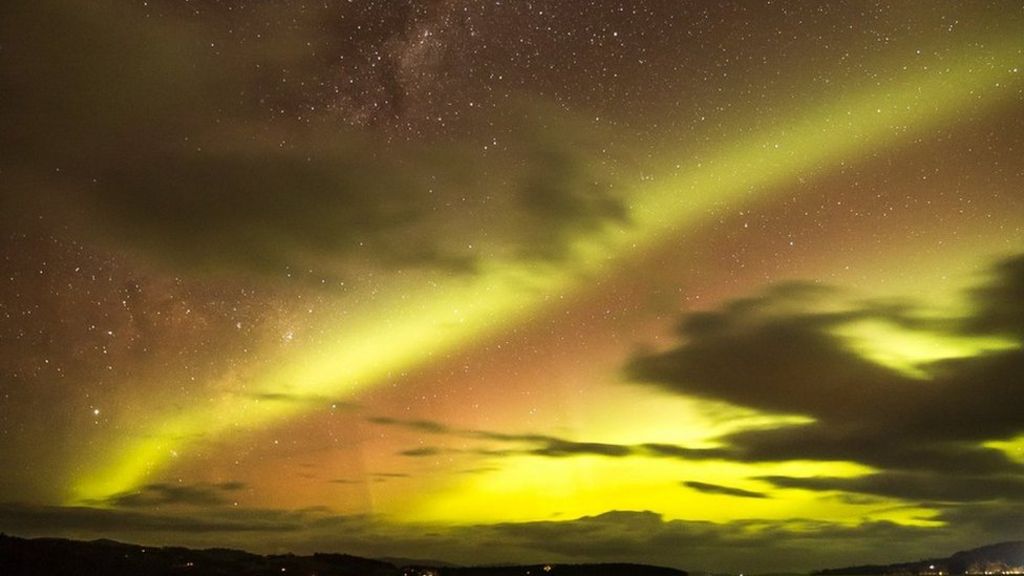 Aurora Australis: Colourful show hits Australia and New Zealand