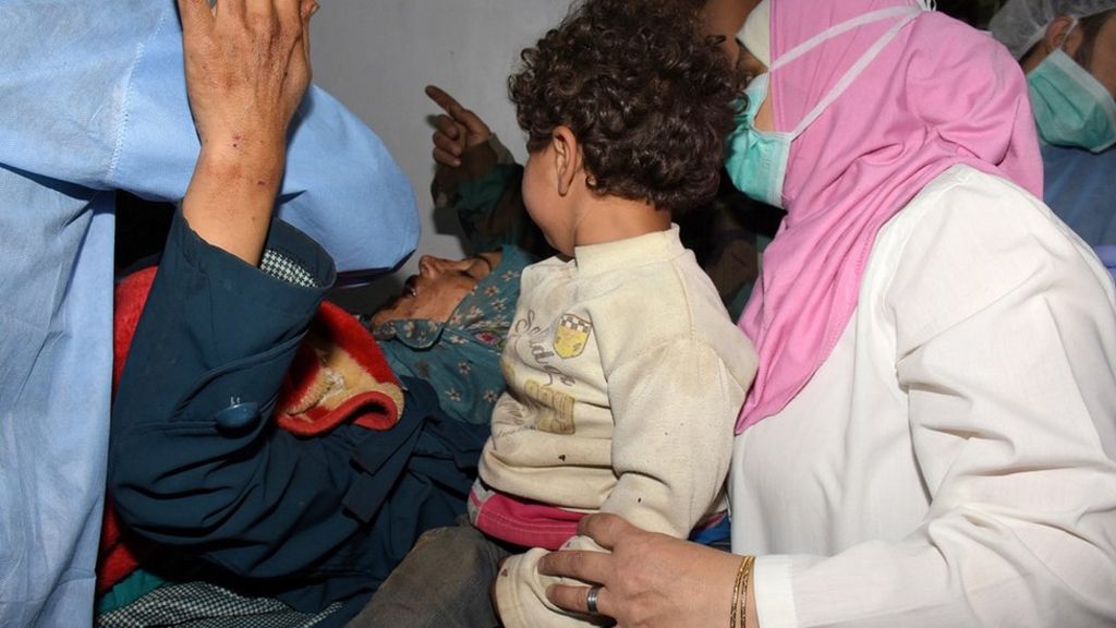 Syria war: Huge bomb kills dozens of evacuees in Syria - BBC News