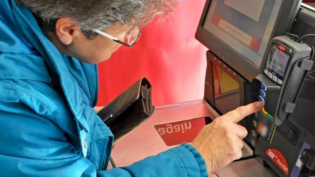 Automated checkouts 'miserable' for elderly shoppers BBC News