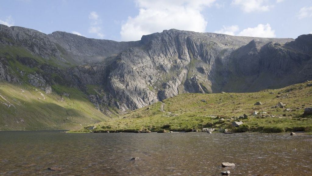 Dynes wedi marw ar ôl llithro yn Eryri