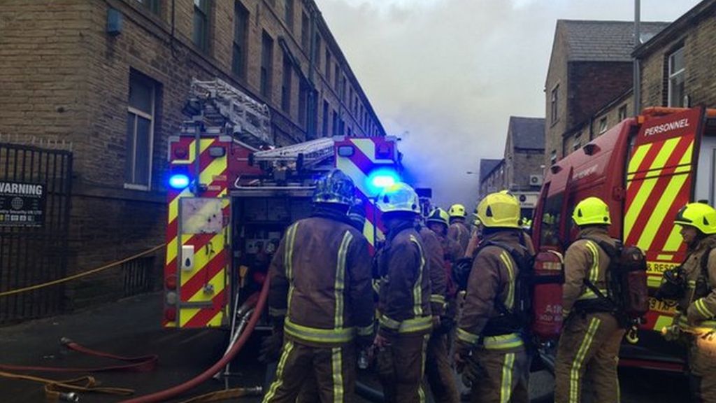 Bradford mill fire sparks evacuations - BBC News