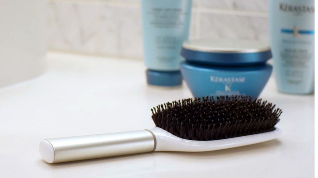 Smart brush listens for breaking hair