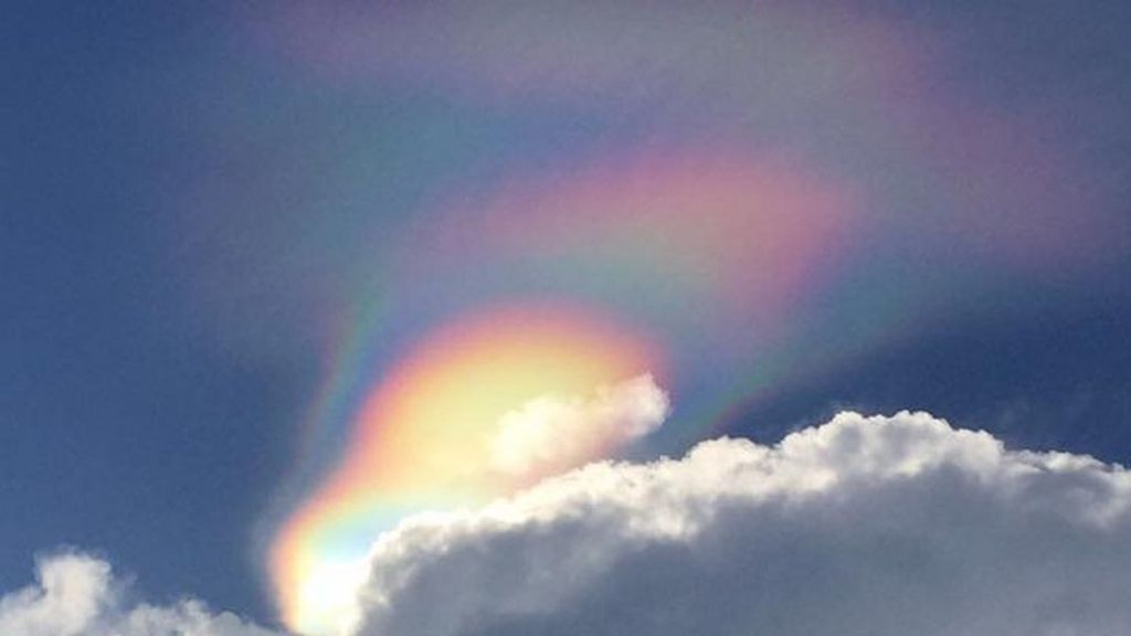 Singapore 'fire rainbow' cloud phenomenon lights up sky - BBC News