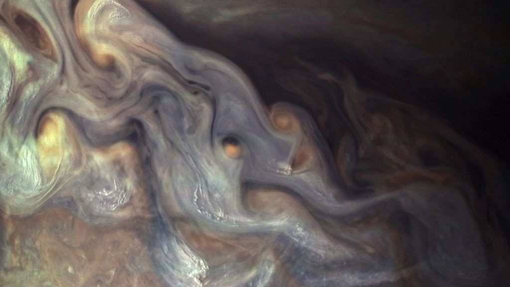 Juno peers below Jupiter's clouds