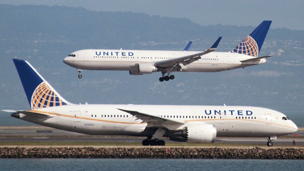 United Airlines to tie executive pay to customer satisfaction