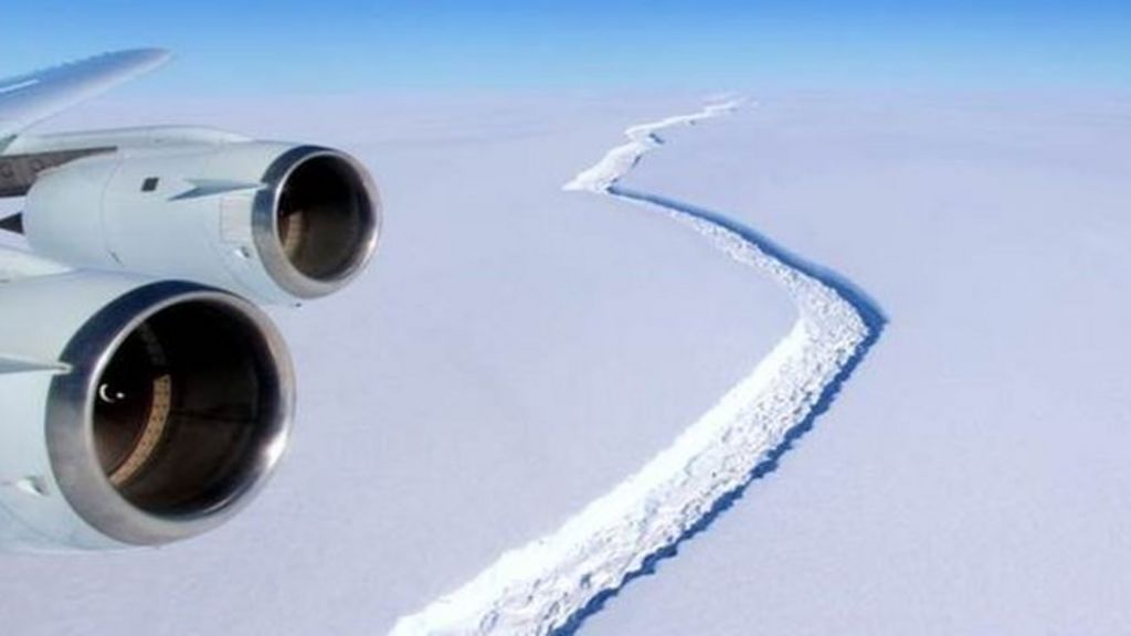 Antarctic iceberg crack develops fork