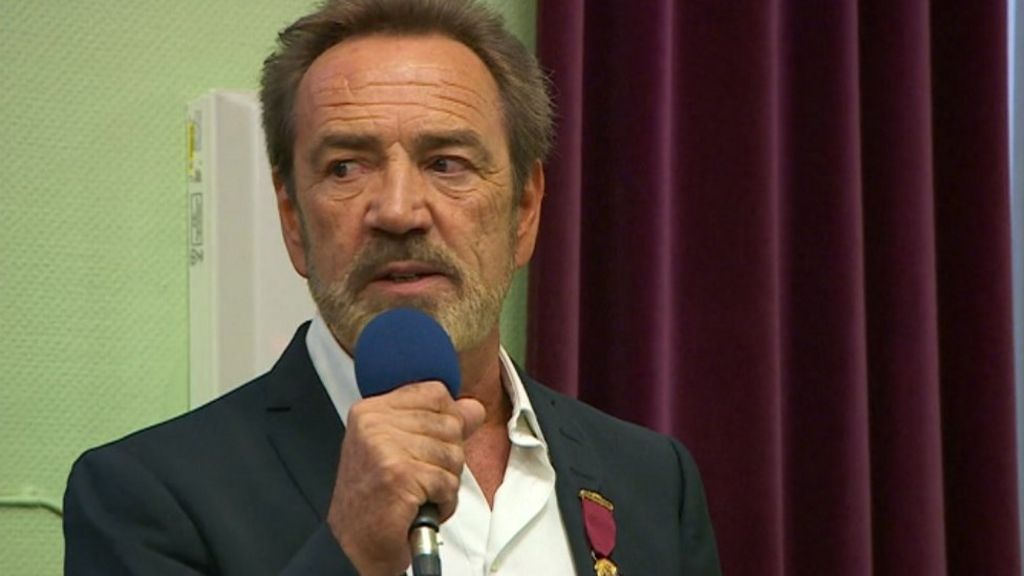 Actor Robert Lindsay gets Freedom of the Borough of Erewash - BBC News