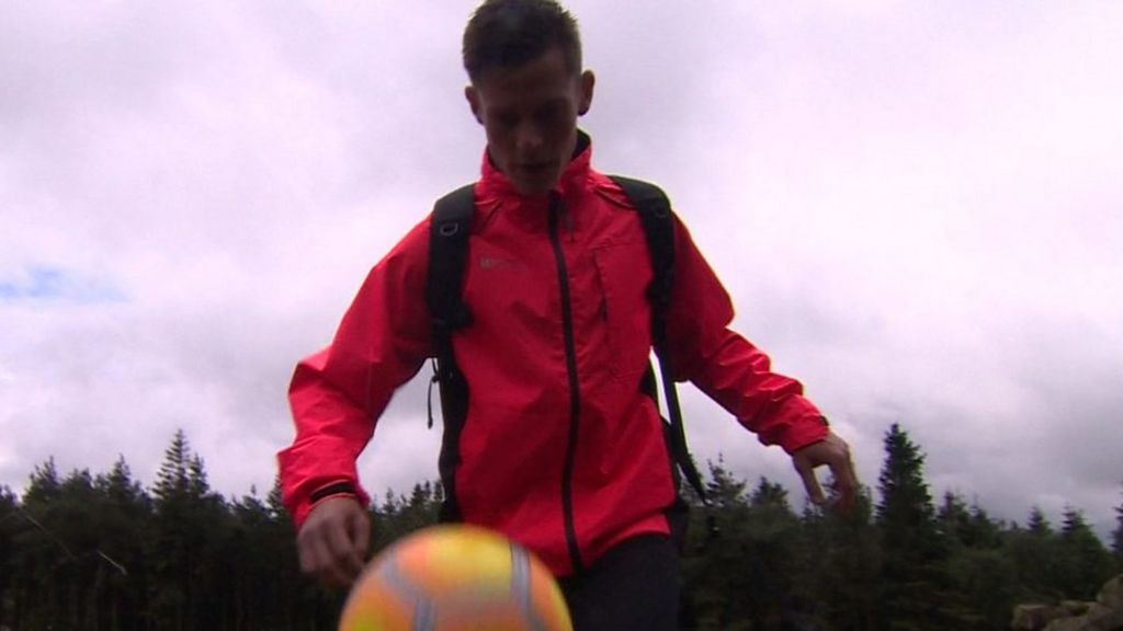 Football freestyler in Mount Everest 'keepy-uppy" challenge