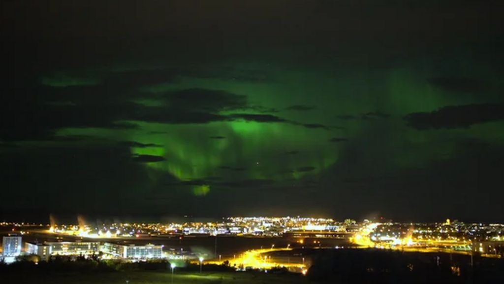 Reykjavik goes dark for Northern Lights show - BBC News