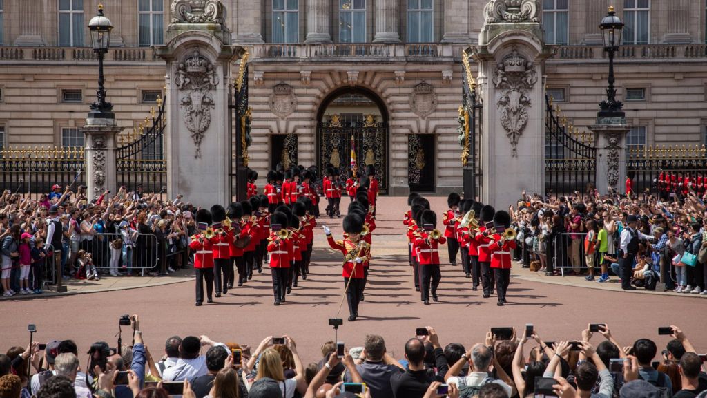 Buckingham Palace to get £369m refurbishment - BBC News