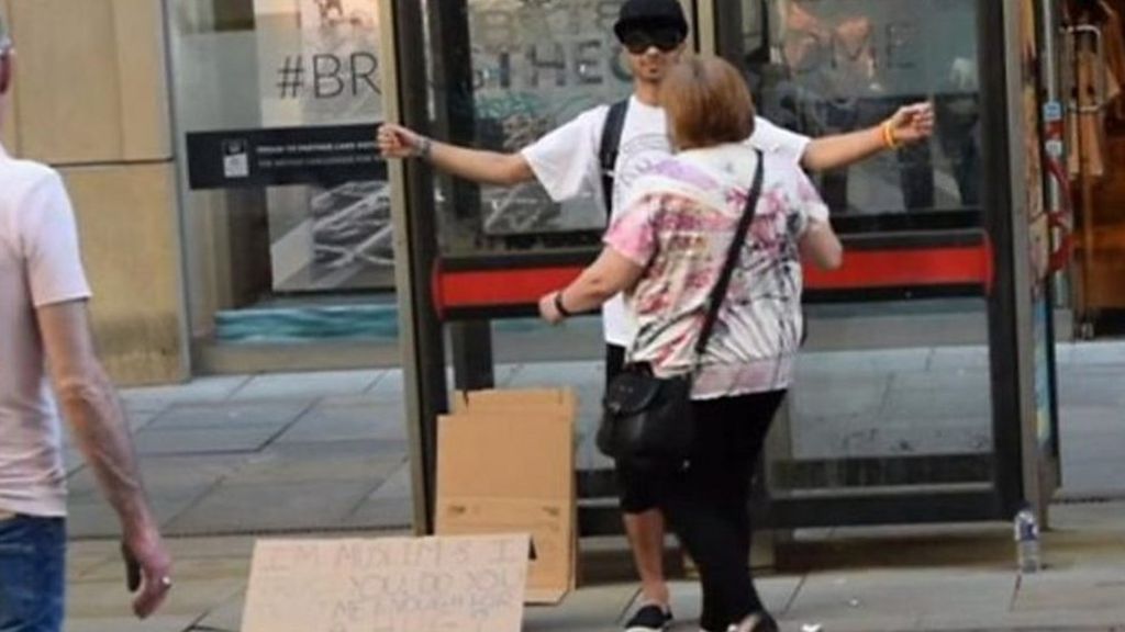 Manchester attack: Blindfolded Muslim man offers hugs