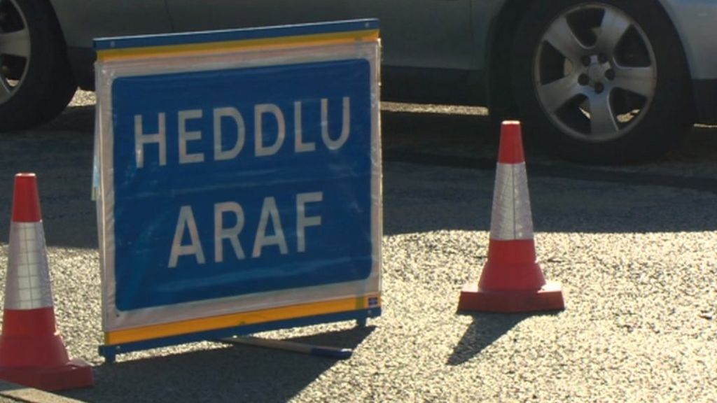 Gwrthdrawiad A485: Bachgen 11 wedi marw