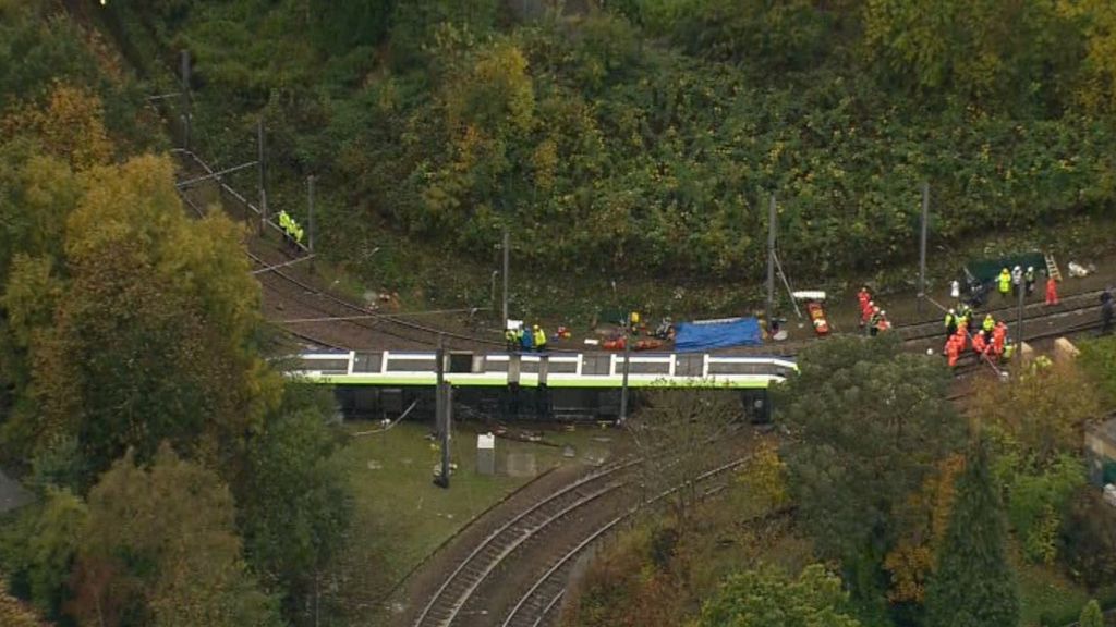 Passengers killed in Croydon tram crash - BBC News