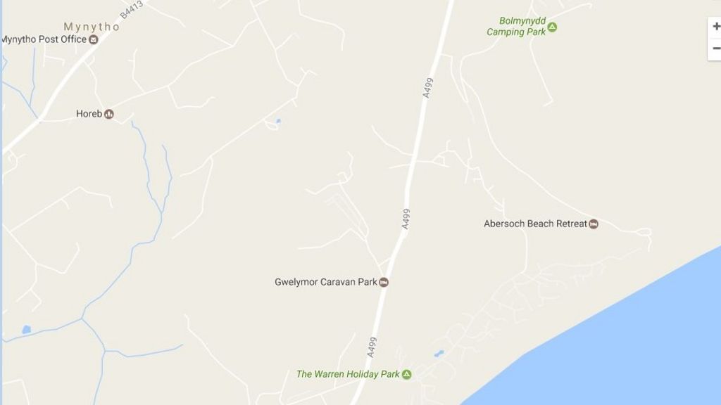 Dynes yn cael ei lladd wedi damwain mewn parc gwyliau yn Abersoch