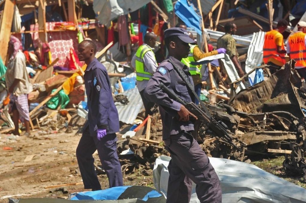 Somalia Car Bomb: Blast Rips Through Mogadishu Market - BBC News