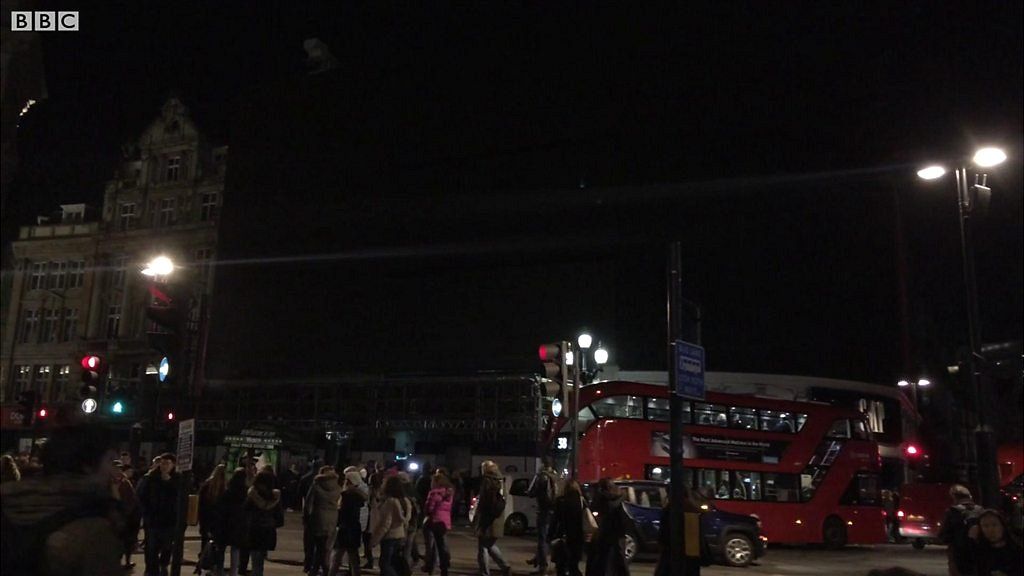 Power cut causes blackout in London's Soho - BBC News