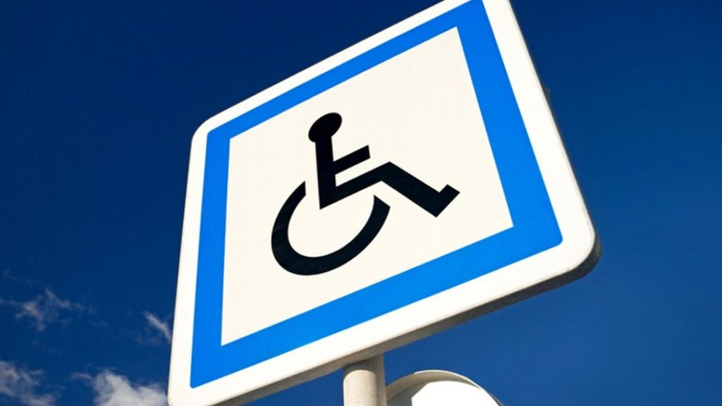 Pobl anabl yn cael eu 'hanwybyddu' medd adroddiad