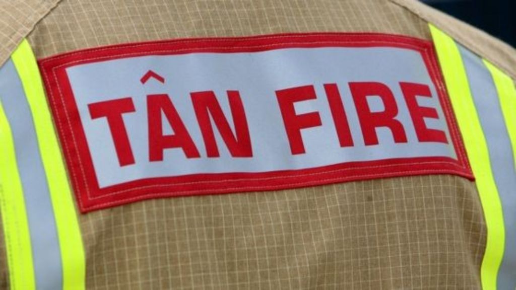 South Wales fire crews tackle grass and gorse blazes - BBC News - BBC News