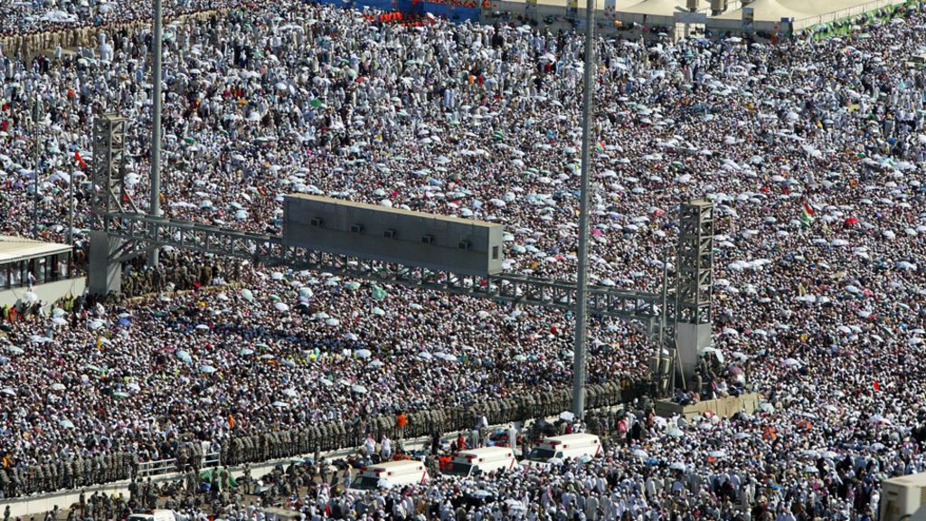 Hajj: Jamarat bridge, a deadly pinch point - BBC News