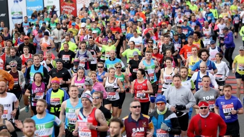 London Marathon 2016: Major Tim Peake launches race - BBC News