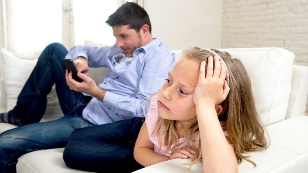 Parents' mobile use harms family life, say secondary pupils