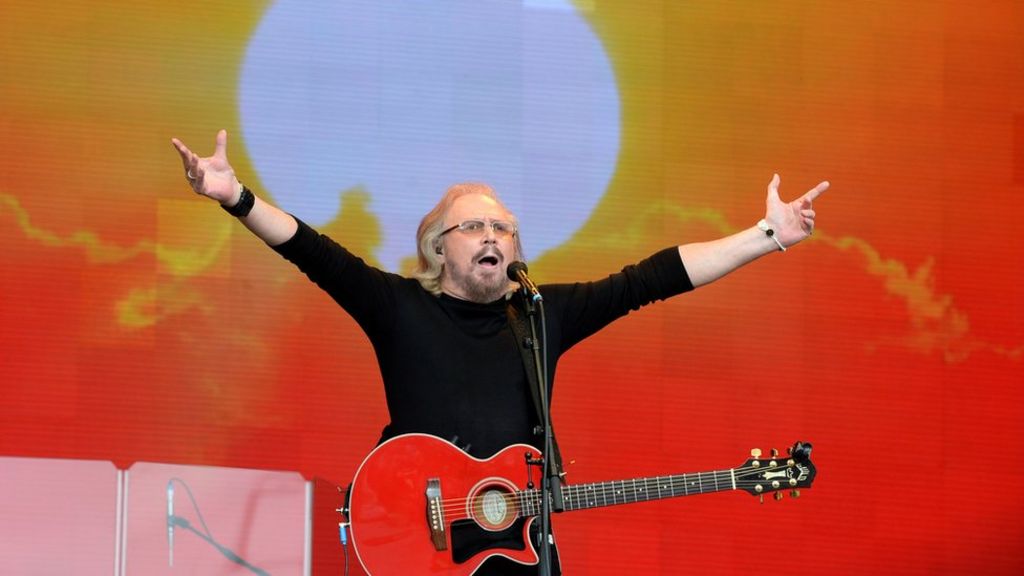 Barry Gibb brings Glastonbury to its feet
