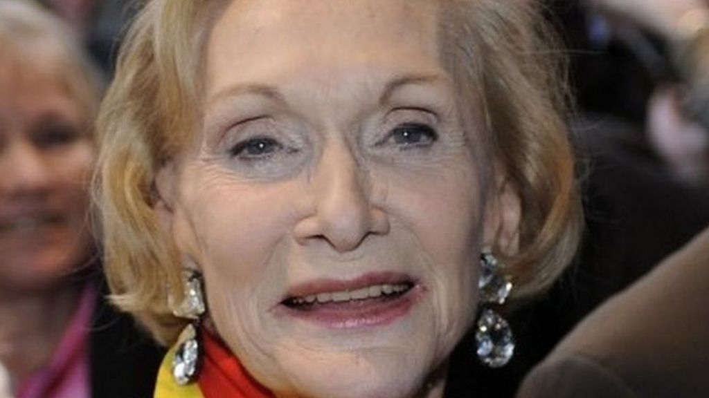 New Year Honours: Actress Sian Phillips becomes a dame - BBC News