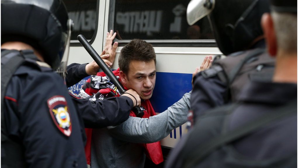 Russia protests: 'Hundreds detained' at opposition rallies