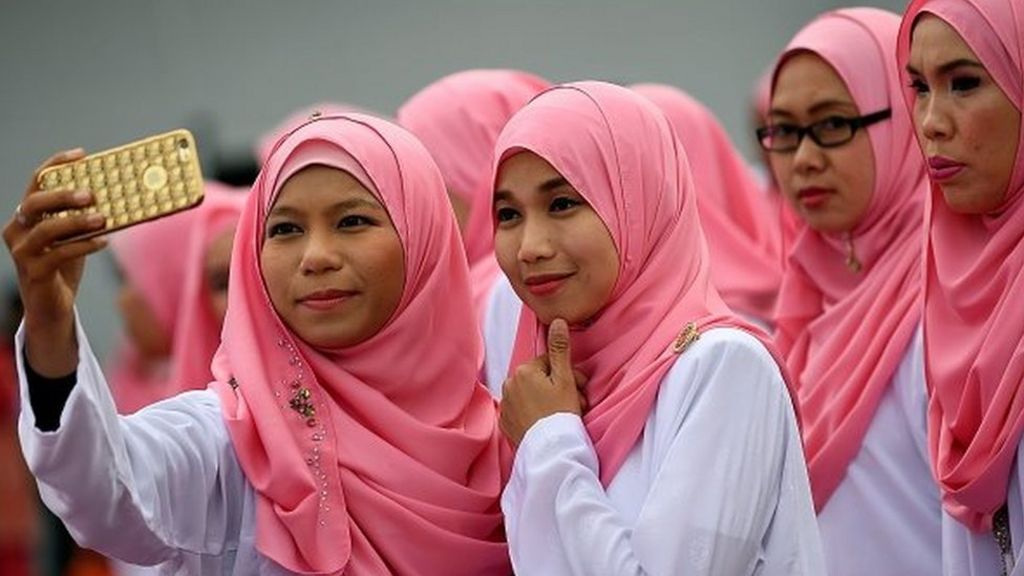 The online abuse hurled at Malaysia's Muslim women - BBC News