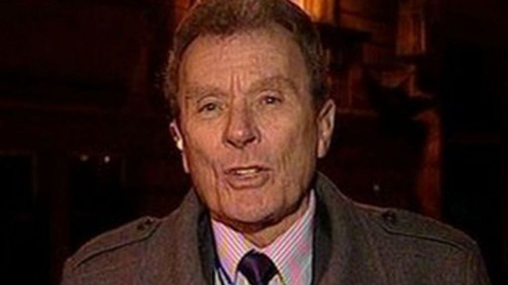 Lancashire council leader urged to resign over senior management ban