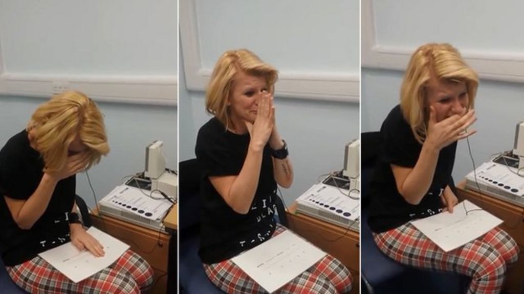 Deaf woman Joanne Milne hears for first time - BBC News