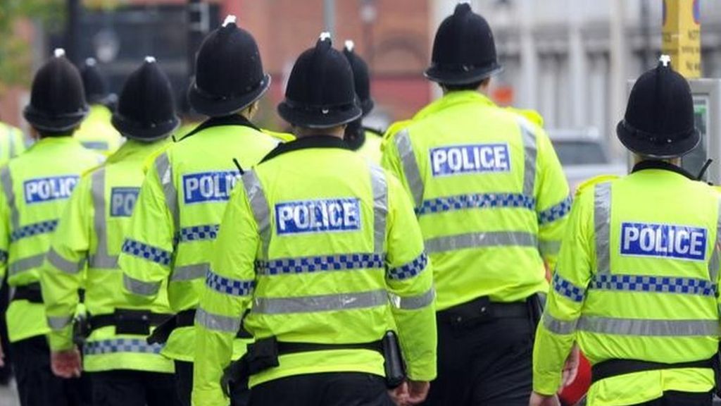 Police officer numbers drop by nearly 20,000 since 2009 - BBC News
