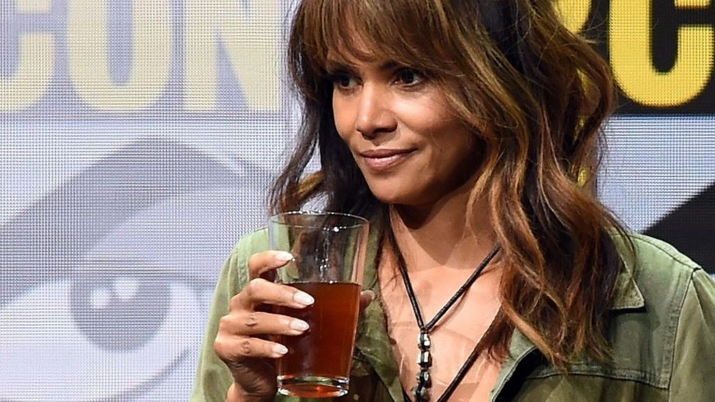 Halle Berry drinks half a pint of whiskey at Kingsman Comic-Con panel