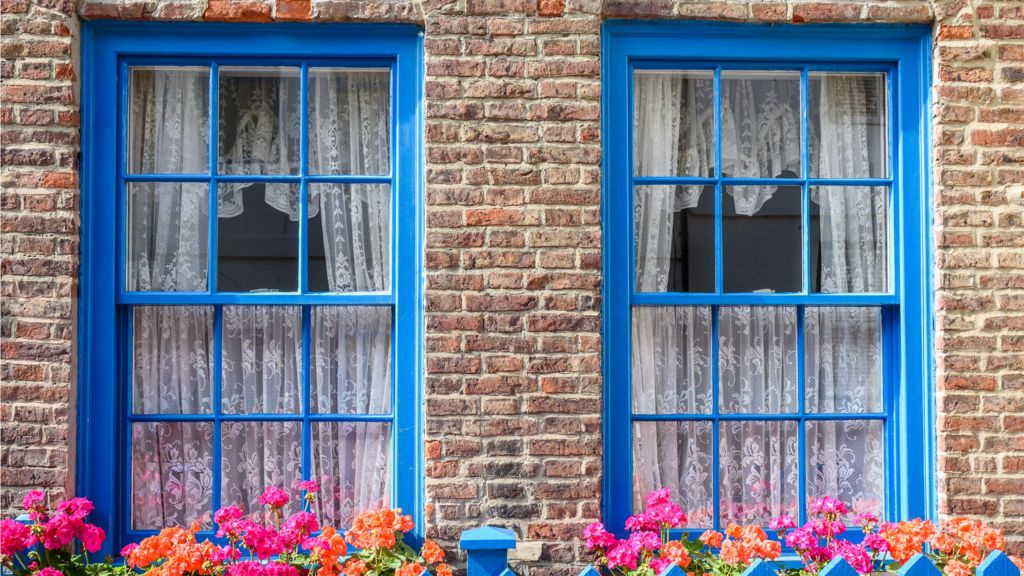 UK house prices in first quarterly fall since 2012