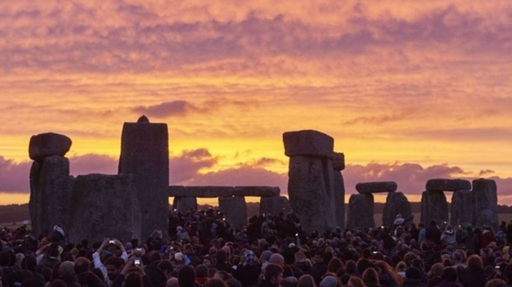 Thousands mark summer solstice at Stonehenge - BBC News