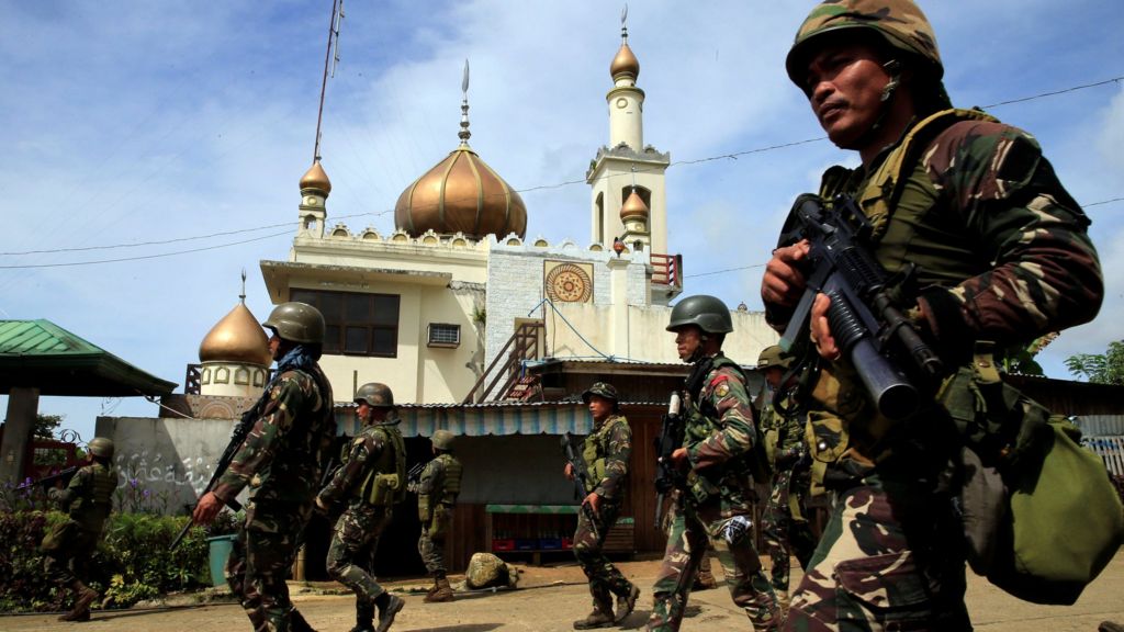 Marawi fighting: Troops battle militants in Philippine city