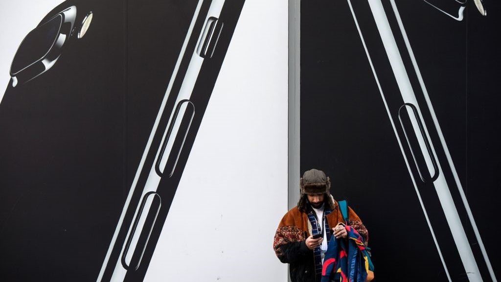 Apple settles patent case at last minute