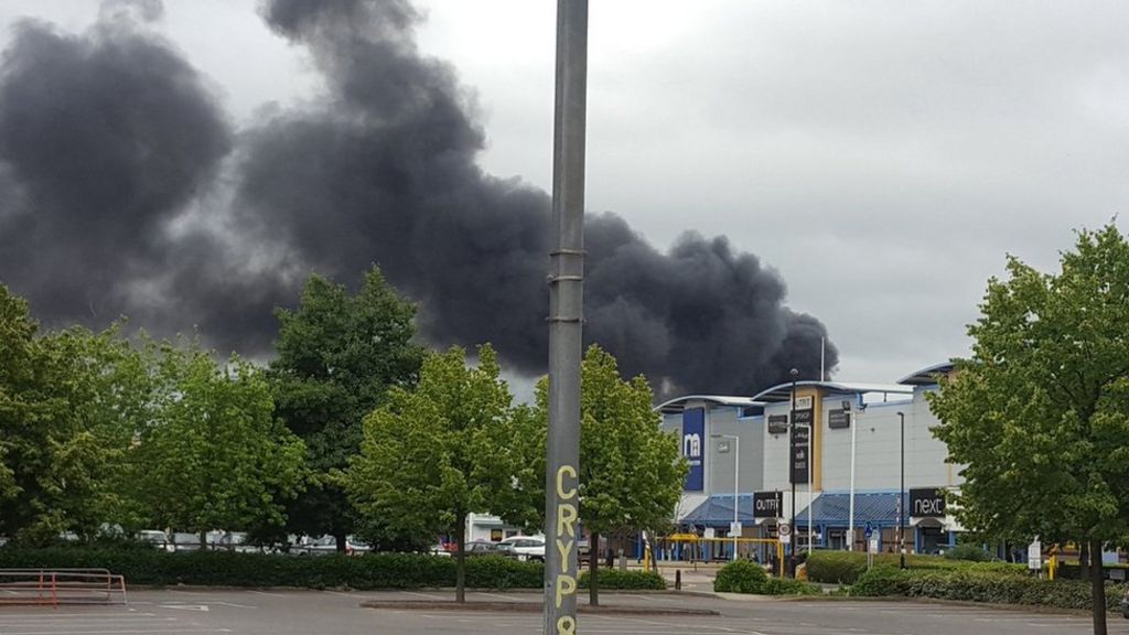 Fire at storage yard destroys 40 cars in Croydon - BBC News